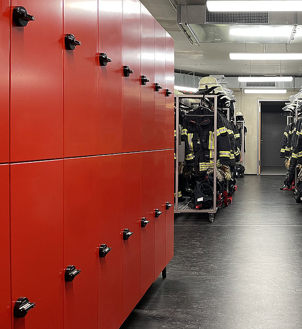 schränke für Feuerwehrumkleiden | cato hpl